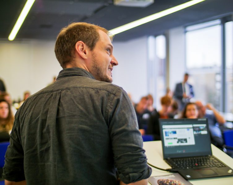 Wolfgang Kerler stellt bei 10 Jahre TJ an der Technsichen Hochschule Nürnberg seine Community Medium 1E9 vor. Foto: Robert Urlacher