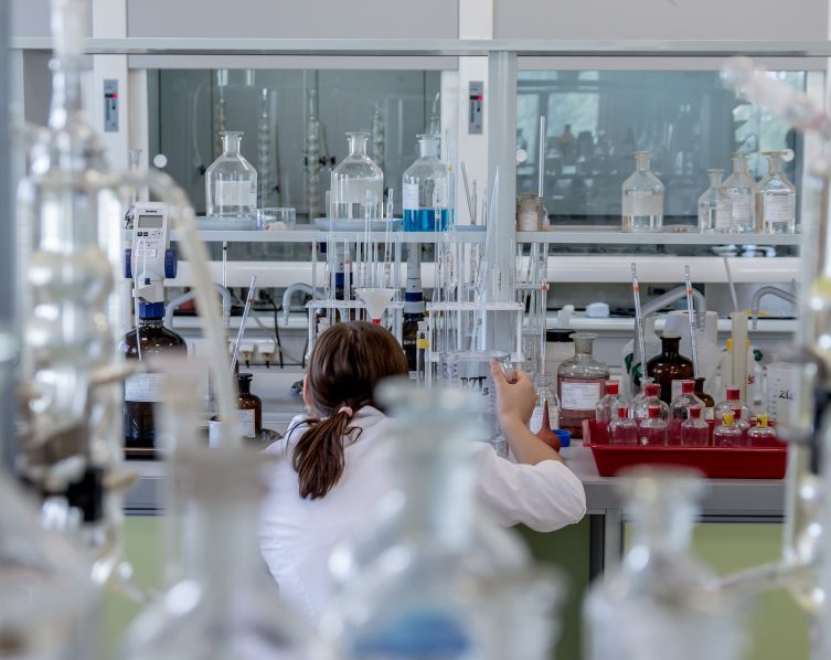 Wissenschaftler stehen viel im Labor, aber die Wissenschaftskommunikation gehört auch zu ihrer Arbeit