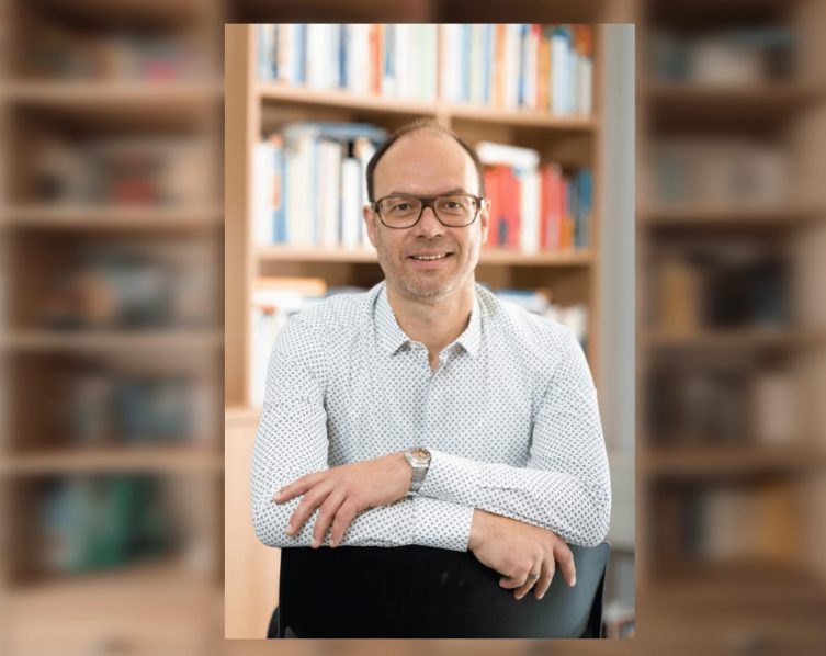 Prof. Dr. Christoph Bieber, Universität Duisburg-Essen. Foto: Prof. Christoph Bieber Background: Photo by Pickawood on Unsplash